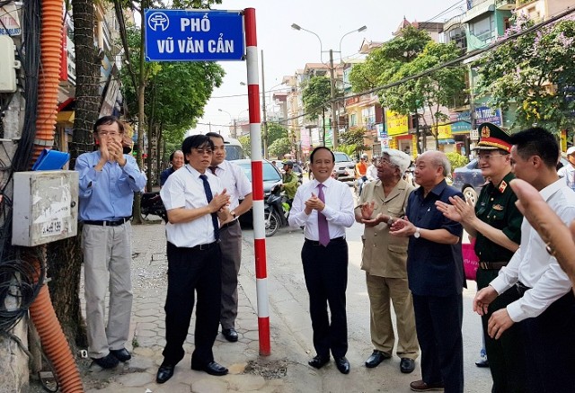 Phó Chủ tịch Thường trực HĐND TP Nguyễn Ngọc Tuấn dự lễ gắn biển phố mới tại quận Hà Đông